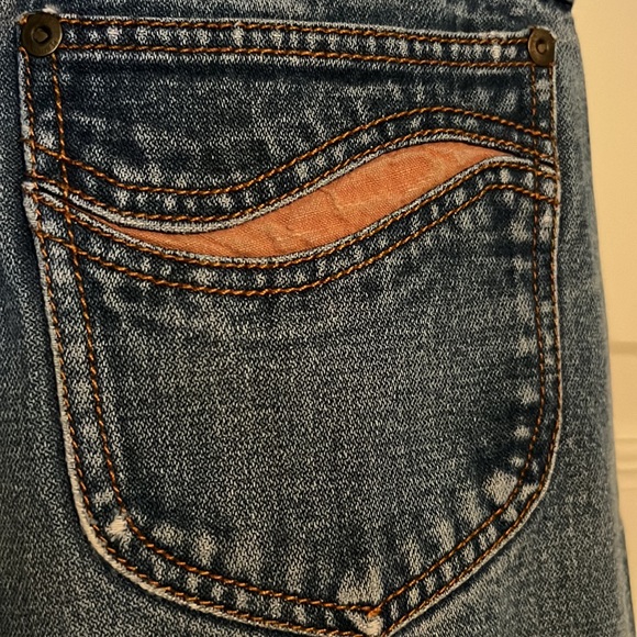 Authentic vintage, wide, leg 70s denim blue jeans. Back pocket pattern detail - Picture 4 of 8